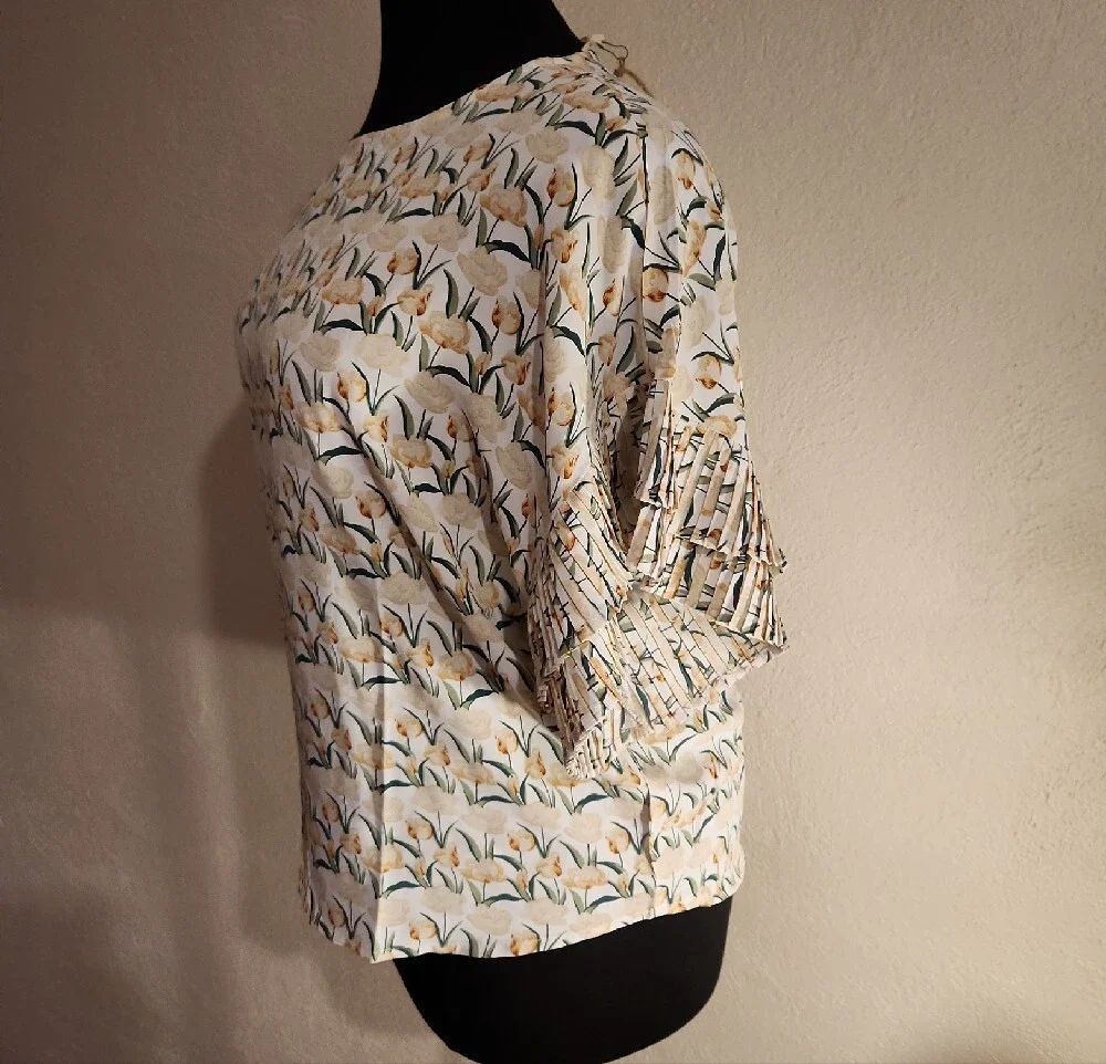 Easel Women's Cream Yellow Floral Short Sleeve Blouse Size Large NWT - Picture 2 of 8